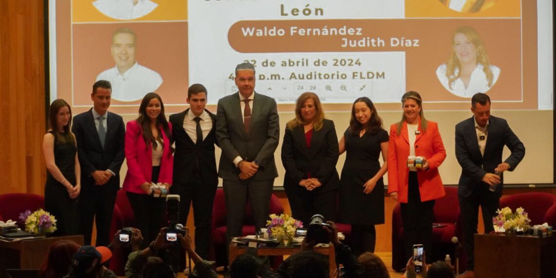 Comparten Waldo y Judith propuestas con estudiantes de derecho