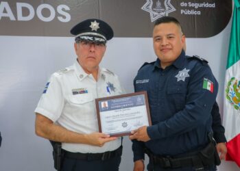 Reciben ascenso policía de Pesquería por actos sobresalientes