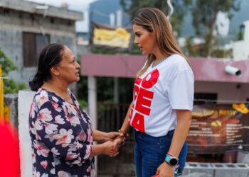 Lorena de la Garza denuncia agua contaminada en el sur de Monterrey