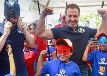 Festeja Adrián a los niños y firma pacto por ellos