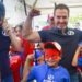 Festeja Adrián a los niños y firma pacto por ellos