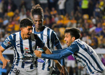 Tuzos exhiben a Tigres en el Volcán