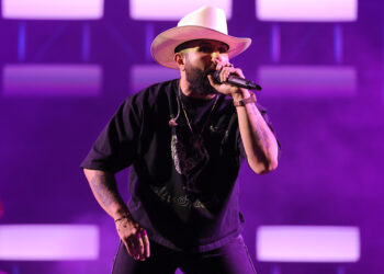 La “rompe” Carin León en el MacroFest