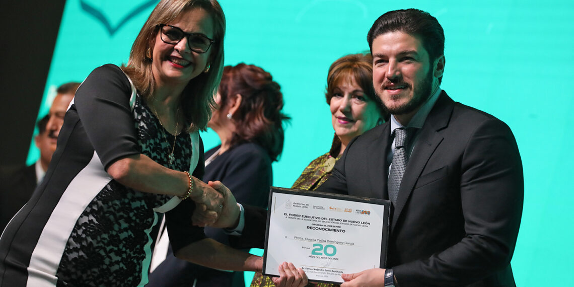 Reciben medalla “Maestro Rafael Ramírez” docentes de NL