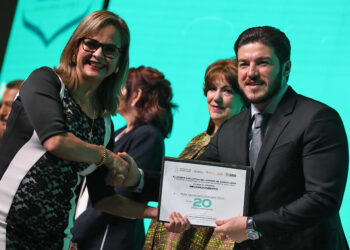 Reciben medalla “Maestro Rafael Ramírez” docentes de NL