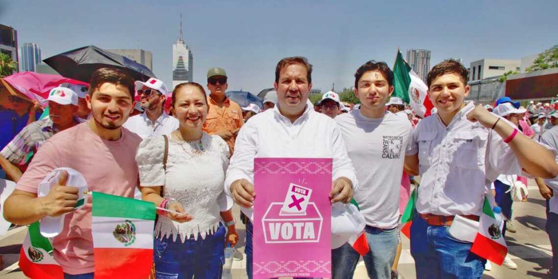 Se suma José Luis Garza Ochoa a manifestación por la democracia