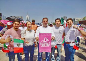 Se suma José Luis Garza Ochoa a manifestación por la democracia