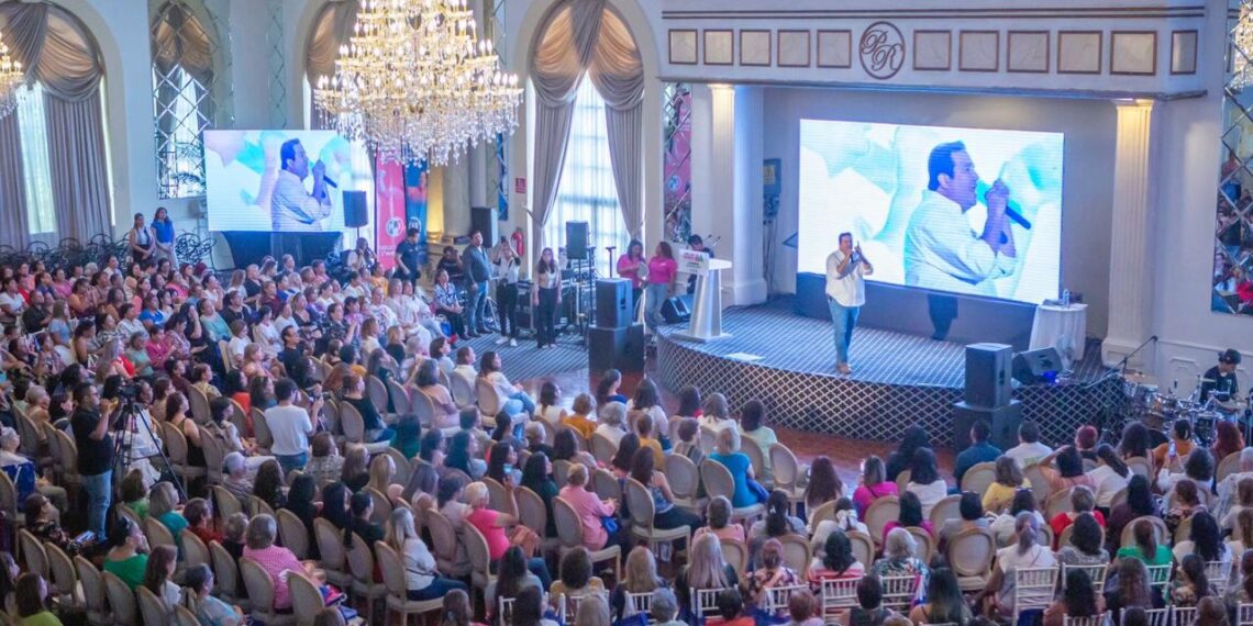 José Luis Garza Ochoa y Karina Barrón tienen encuentro con mujeres guadalupenses