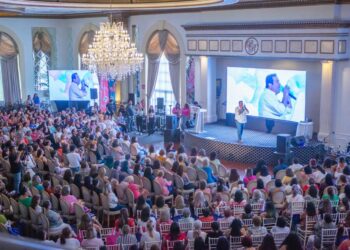 José Luis Garza Ochoa y Karina Barrón tienen encuentro con mujeres guadalupenses