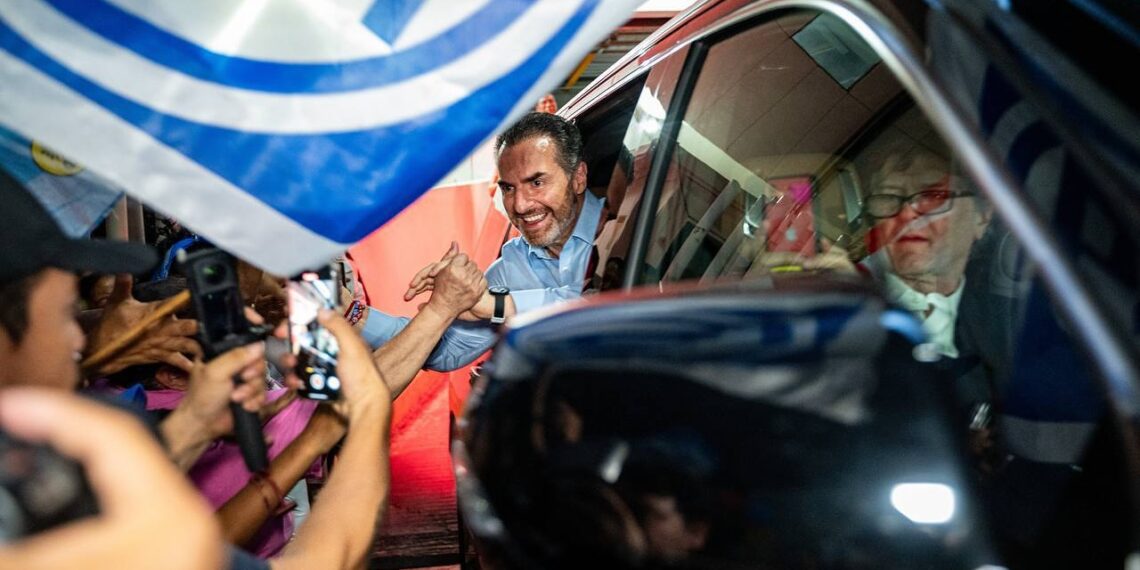 Adrián hace propuestas y soporta ataques