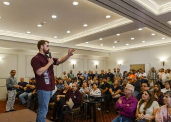 Respaldará Mauricio a docentes de Monterrey