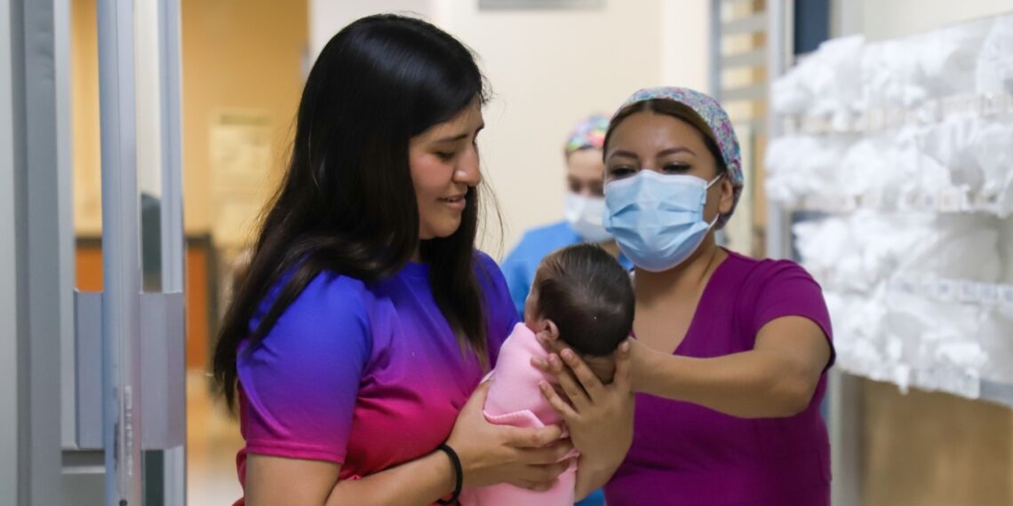 Dan de alta a Bella, una de las siamesas que nacieron en el Hospital Materno Infantil