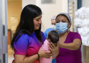 Dan de alta a Bella, una de las siamesas que nacieron en el Hospital Materno Infantil