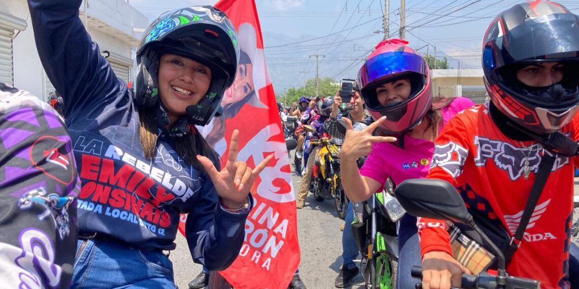 Emily Monsiváis lleva festejo a niños de Icamole