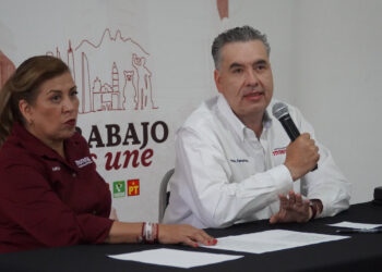 Van candidatos al senado por útiles escolares gratis