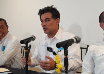 Pato Zambrano niega declinar por Mariana Rodríguez.