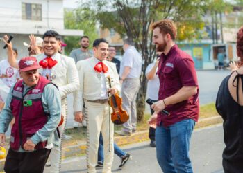 Con mariachi, Mauricio Cantú festeja a las madres de familia en su día