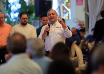 Adelanta Héctor García festejo a maestros