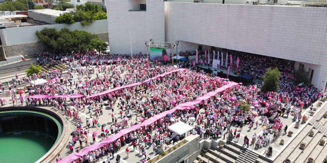 Encabeza Adrián “Marea Rosa” en Monterrey