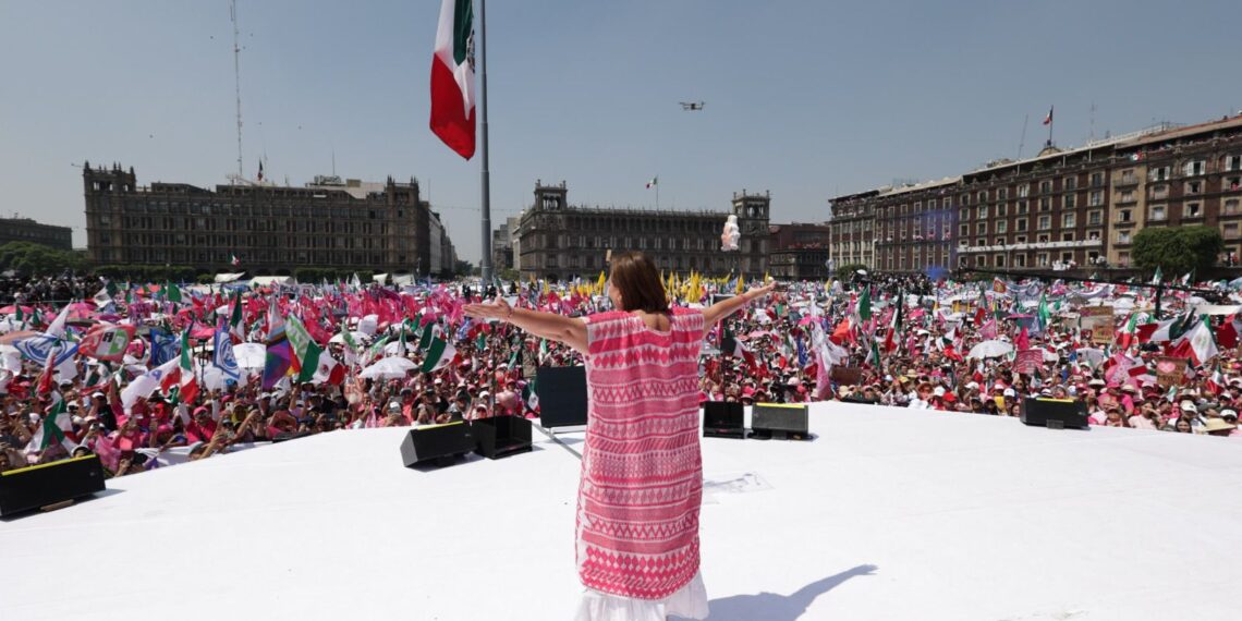 Marea Rosa apoya a Xóchitl en el Zócalo