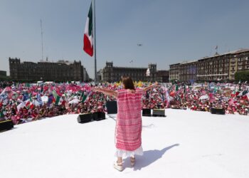 Marea Rosa apoya a Xóchitl en el Zócalo