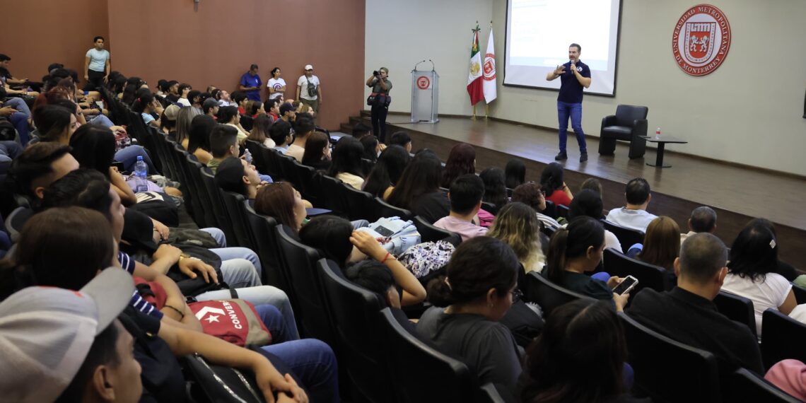 Presenta Adrián propuestas para jóvenes en la Universidad Metropolitana de Monterrey