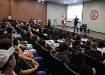 Presenta Adrián propuestas para jóvenes en la Universidad Metropolitana de Monterrey