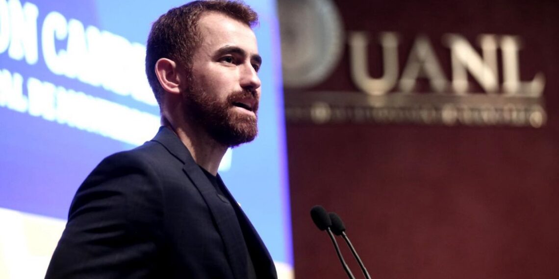 Tiene Mauricio Cantú encuentro con universitarios  