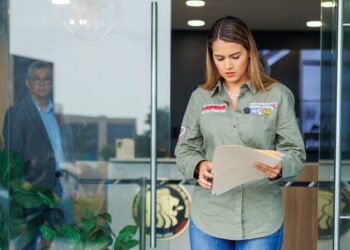 Lorena presenta pruebas del robo de información privada en la fiscalía de NL