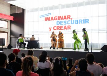 Presentan niños tema de migración con creatividad