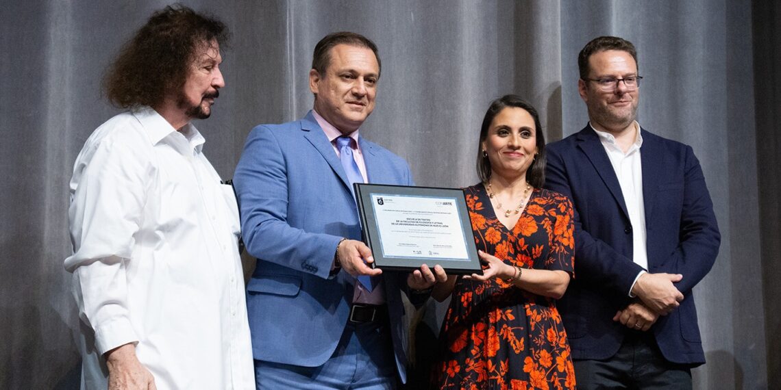 Distingue Gobierno del Estado a Escuela de Teatro de la FFyL