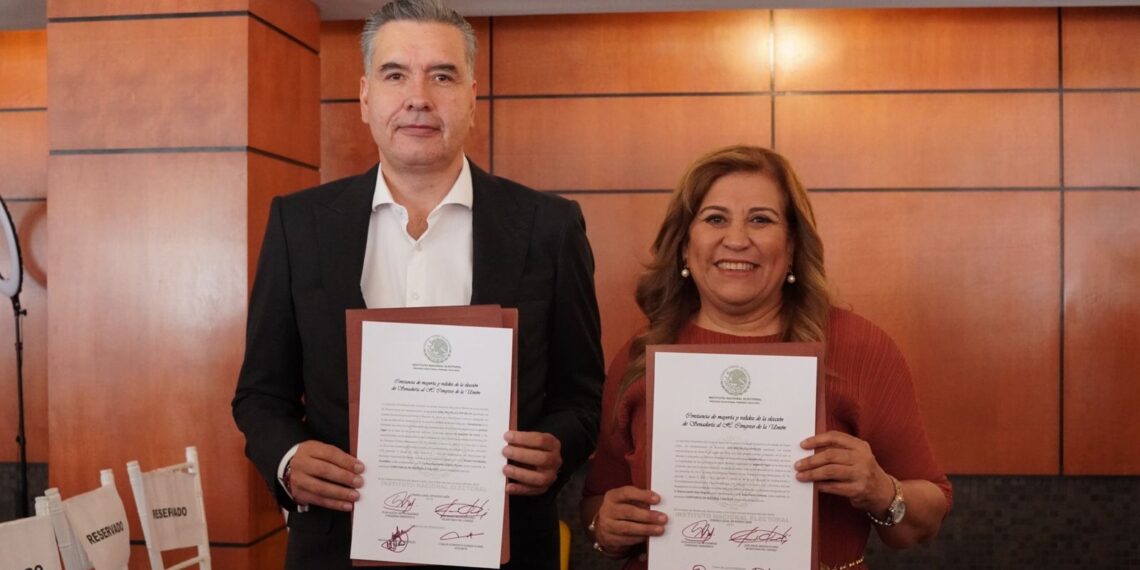 Waldo y Judith reciben su constancia de senadores
