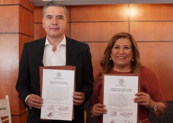 Waldo y Judith reciben su constancia de senadores
