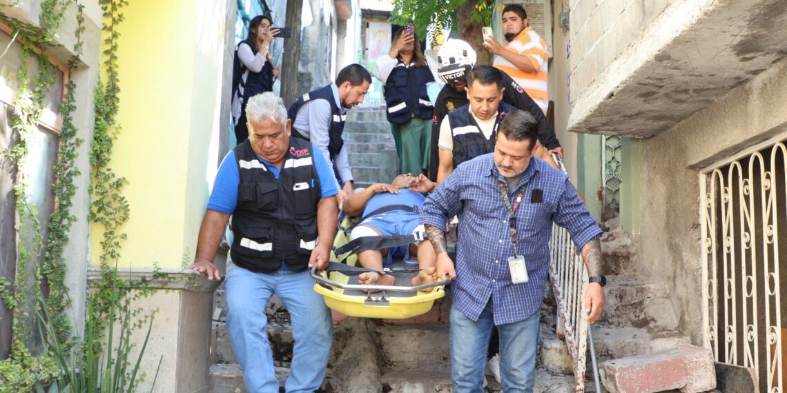 Rescatan a persona de la tercera edad y lo llevan a albergue