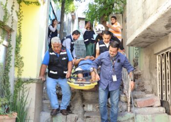 Rescatan a persona de la tercera edad y lo llevan a albergue