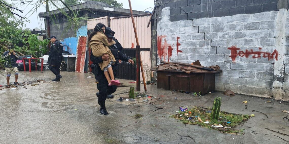 Rescatan a 11 personas de Colonia La Alianza