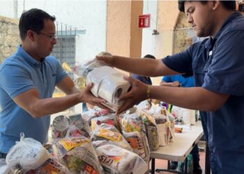 Organiza Héctor Castillo apoyos para habitantes de Santa Catarina