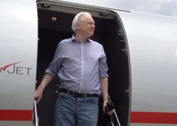 Assange llega a Estados Unidos para pactar su libertad