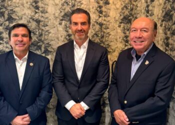 Realiza Adrián gira de trabajo por Texas