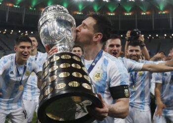 Argentina sufre, pero logra la 16