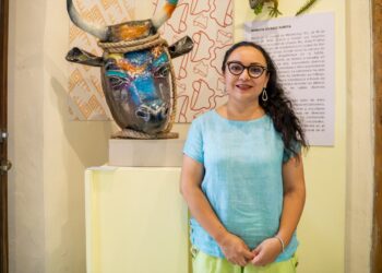 Mónica Oviedo muestra su magia para crear cartonería nueva