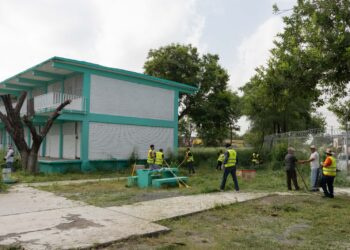 Refuerza Nuevo León mantenimiento y limpieza de planteles escolares