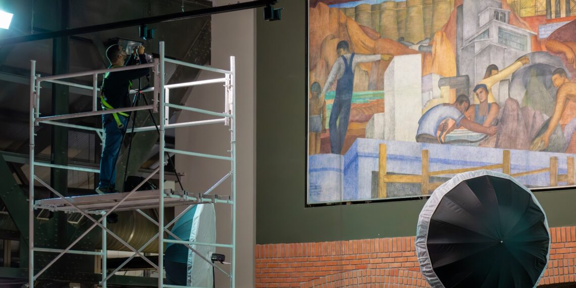 Revisan estado del mural que engalana entrada del Centro de las Artes