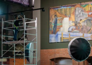 Revisan estado del mural que engalana entrada del Centro de las Artes