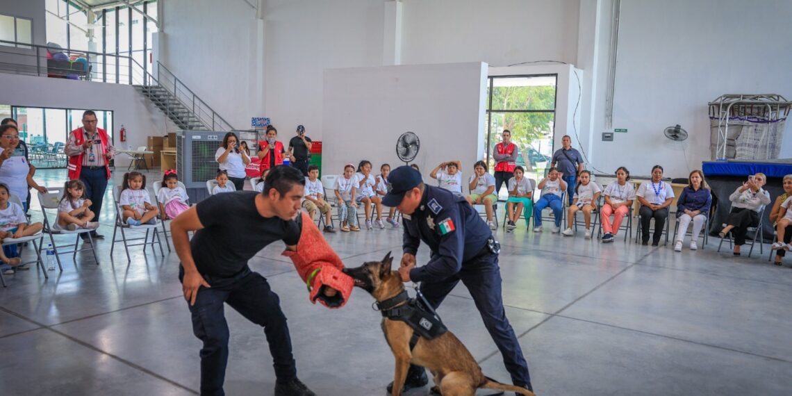 Interactúan niñas con policías caninos en Guadalupe