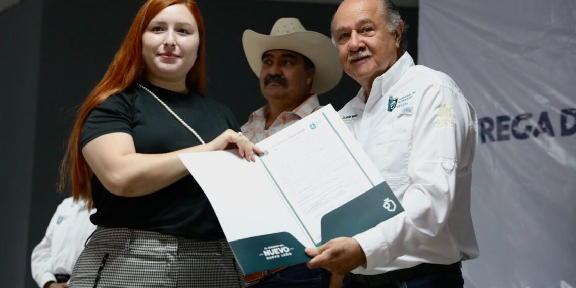 Entrega estado títulos de propiedad de ejidatarios de China y Los Ramones