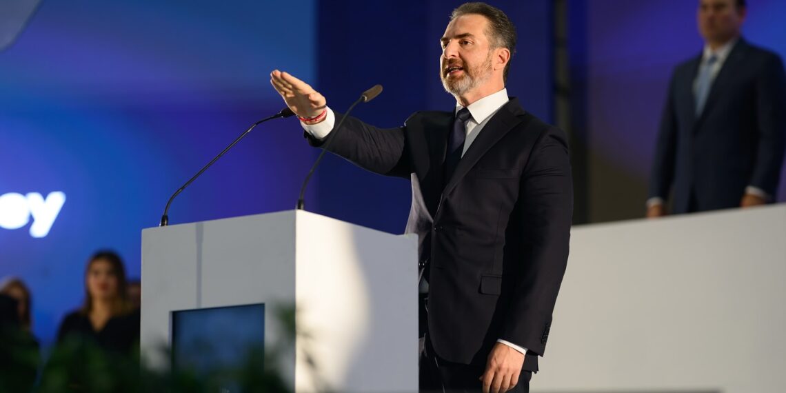 Adrián ya es alcalde de Monterrey