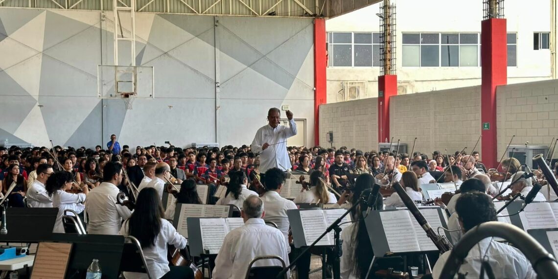 Festeja aniversario la Prepa 8 con la OSUANL