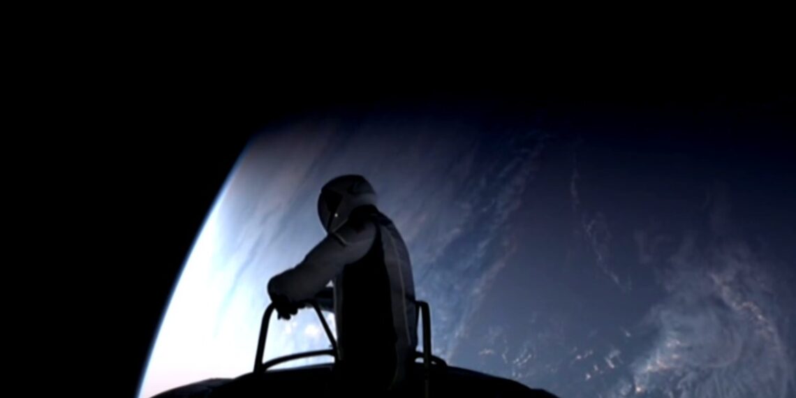 Realizan primera caminata espacial comercial