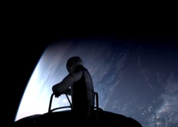 Realizan primera caminata espacial comercial